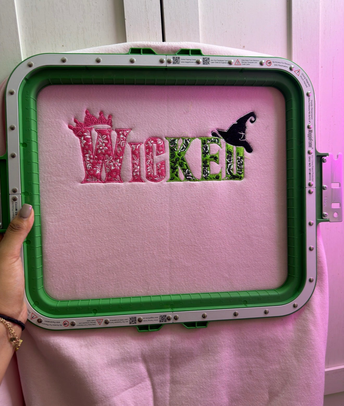 Wik embroidered adult crewneck